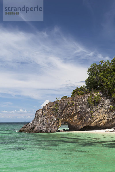 Der Felsbogen auf der winzigen Insel Ko Kai  ein beliebter Hochzeitsort  da man glaubt  dass es Glück bringt  unter dem Bogen hindurchgehen  Teil des Tarutao National Marine Park im Süden von Thailand  Asien