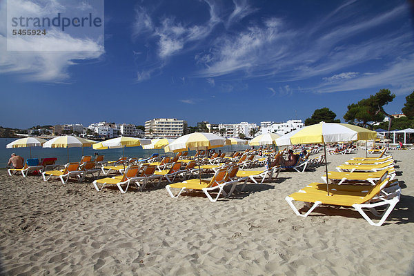 Liegen und Sonnenschirme am Strand von Es Canar  Ibiza  Balearen  Spanien  Europa