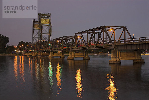 Brücke über den Clyde River bei Nacht  Batemans Bay  New South Wales  Australien