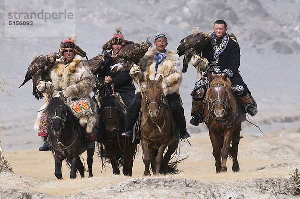 Adlerjäger auf dem Weg zum Adlerjäger-Festival in der Nähe von Ulgii  westliche Mongolei  Mongolei  Asien