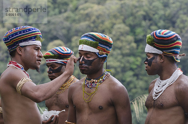 Bewohner des Westlichen Hochlands bereiten sich für das Sing-Sing beim Paiya-Festival vor  Westliches Hochland in der Nähe von Mount Hagen oder Hagensberg  Papua-Neuguinea  Ozeanien