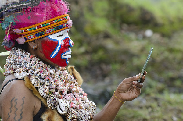 Mitglied der Jiawao Sing-Sing-Truppe aus Paiya im Westlichen Hochland bereitet sich auf das Paiya-Festival vor  Westliches Hochland  Papua-Neuguinea  Ozeanien