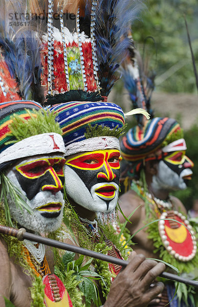 Stammesdarsteller aus dem Anglimp Bezirk in der Waghi Provinz  Westliches Hochland  bei einem Sing-Sing  Hagen Festival  Westliches Hochland  Papua-Neuguinea  Ozeanien