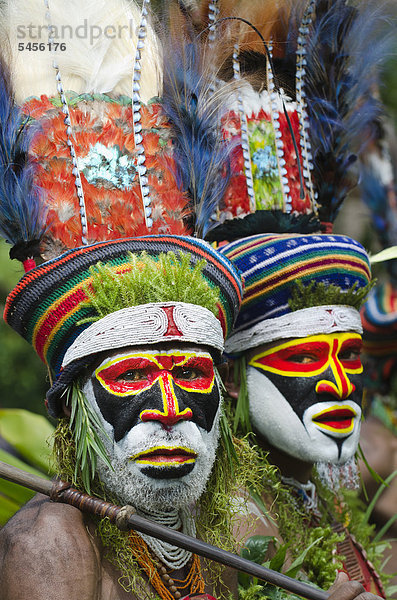 Stammesdarsteller aus dem Anglimp Bezirk in der Waghi Provinz  Westliches Hochland  bei einem Sing-Sing  Hagen Festival  Westliches Hochland  Papua-Neuguinea  Ozeanien