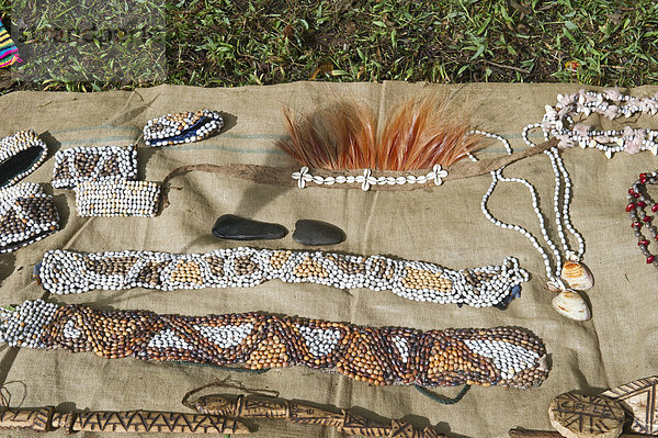 Gegenstände zum Verkauf einschließlich Federn des Raggi-Paradiesvogels auf einem Markt in Paiya  Westliches Hochland  Papua-Neuguinea  Ozeanien