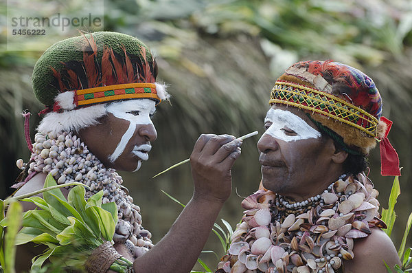 Darsteller bereiten sich auf ein Sing-Sing beim Paiya Festival vor  Westliches Hochland  Papua-Neuguinea  Ozeanien
