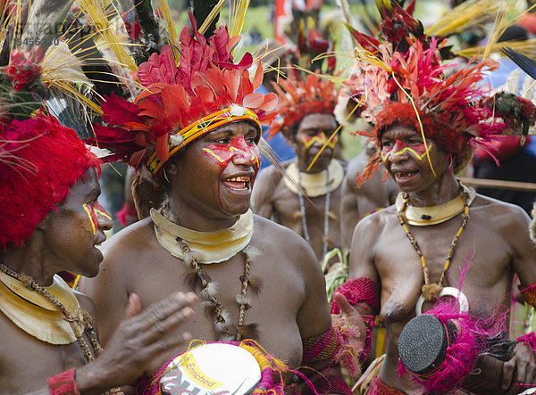 Stammes-Tänzerinnen aus der Simbu-Provinz beim Mount Hagen Festival  Sing-Sing im Westlichen Hochland  Papua-Neuguinea  Ozeanien