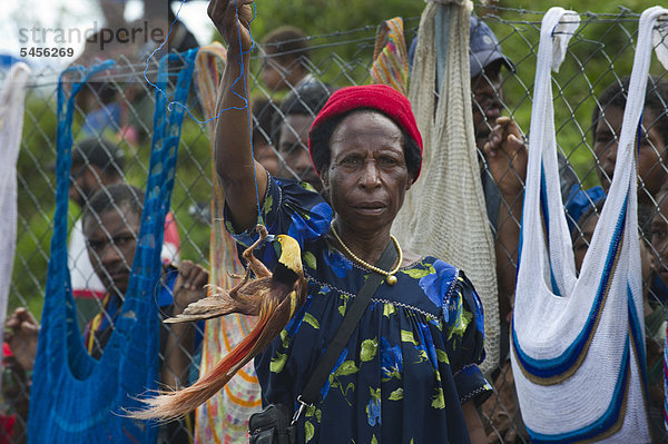 Frau auf Markt bietet Männchen des Raggi-Paradiesvogels zum Verkauf an  Mount Hagen  Papua-Neuguinea  Ozeanien
