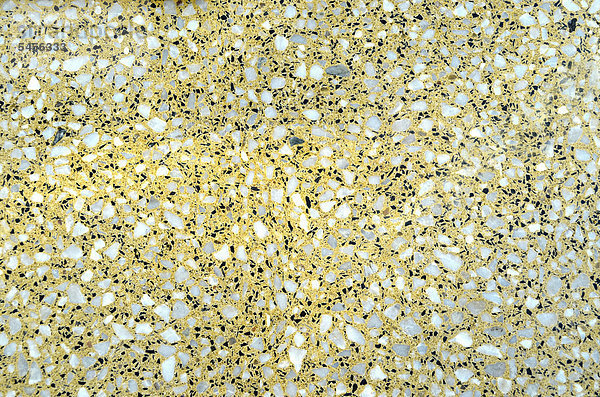 Steinplatte mit Mosaiksteinchen  gelblich