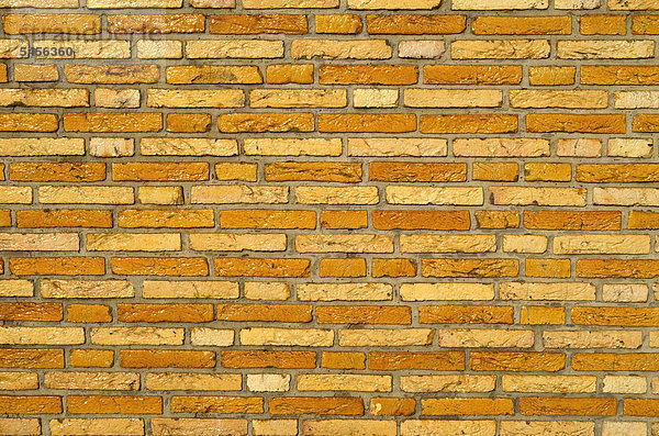Mauer aus gelben glasierten Ziegelsteinen  Klinker