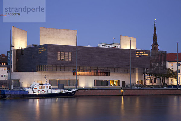 Blaue Stunde am neuen Hafen  Deutsches Auswandererhaus  Havenwelten  Bremerhaven  Weser  Nordsee  Niedersachsen  Deutschland  Europa  ÖffentlicherGrund