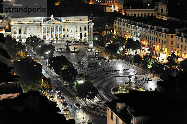 Der Platz Praca de D. Pedro IV oder Rossio bei Nacht mit einer Statue von Dom Pedro IV  Lissabon  Lisboa  Portugal  Europa