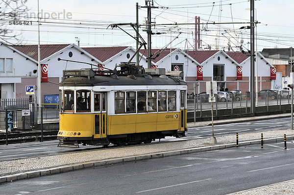 Straßenbahn unterwegs von Carreira nach Belem  Lissabon  Lisboa  Portugal  Europa