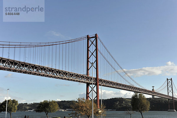 Ponte 25 de Abril  Hängebrücke  eingeweiht 1966  Alcantara  Lissabon  Lisboa  Portugal  Europa