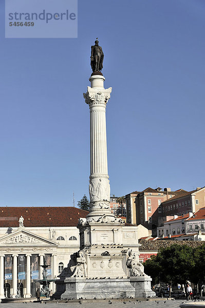 Statue von König Pedro IV auf dem Platz Praca Rossio  Rossio Platz  mit Nationaltheater  Teatro Nacional  Stadtteil Baixa  Lissabon  Lisboa  Portugal  Europa