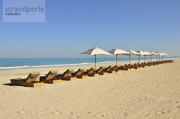 Sonnenliegen und Sonnenschirme am Strand des Park Hyatt Hotels auf Saadiyat Island  Abu Dhabi  Vereinigte Arabische Emirate  Arabische Halbinsel  Orient  Asien