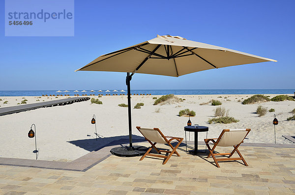 Liegestühle und Sonnenschirm  Strand und Außenbereich des Park Hyatt Hotels auf Saadiyat Island  Abu Dhabi  Vereinigte Arabische Emirate  Arabische Halbinsel  Asien