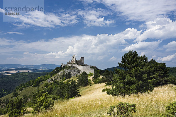 Burg zu Cachtice  Kreis NovÈ Mesto nad V·hom  Region Trencin  Slowakei  Europa