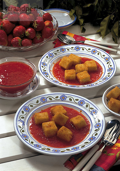 Puddingschnitten auf Erdbeermus  Spanien  Rezept gegen Gebühr erhältlich