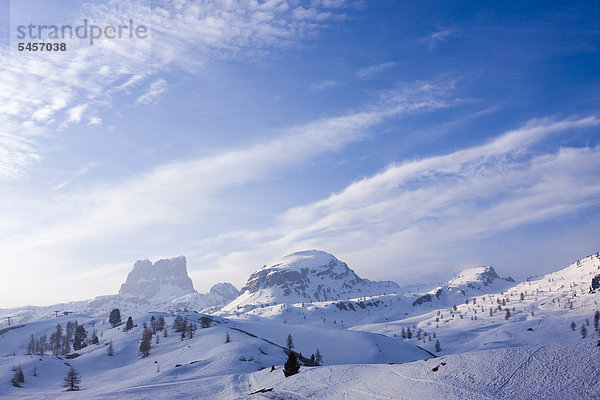 Gipfel vom Monte Averau vom Passo di Falzarego Pass  Dolomiten  Italien  Europa