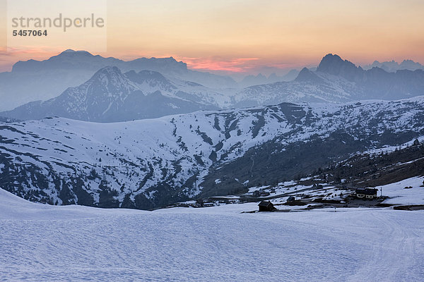 Blick auf Marmolada Gipfel vom Passo Giau  Sonnenuntergang  Dolomiten  Italien  Europa