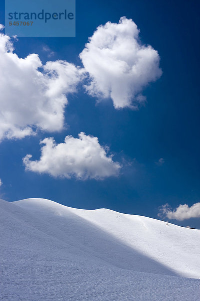 Weiße Wolken am blauen Himmel  Bergrücken Creste de Zonia oberhalb vom Passo Giau  Dolomiten  Italien  Europa