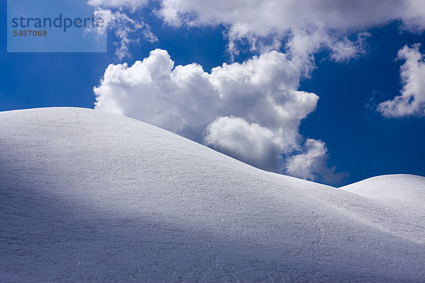 Weiße Wolken am blauen Himmel  Bergrücken Creste de Zonia oberhalb vom Passo Giau  Dolomiten  Italien  Europa