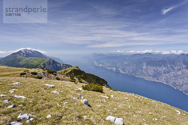 Auf dem Monte Altissimo oberhalb von Nago-Torbole  unten der Gardasee  hinten der Monte Baldo  Trentino  Italien  Europa