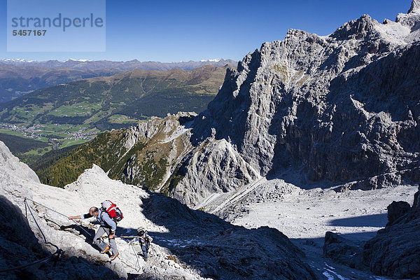 Kletterer beim Aufstieg zum Alpinisteig oberhalb der Talschlusshütte  hier bei der Elferscharte  hinten das Fischleintal  Val Fiscalina  Sexten  Hochpustertal  Dolomiten  Südtirol  Italien  Europa