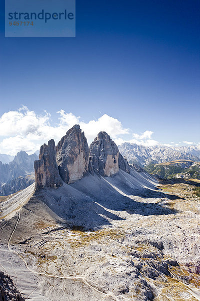 Drei Zinnen  vom Paternkofel  hinten der Monte Cristallo  Sexten  Hochpustertal  Dolomiten  Südtirol  Italien  Europa