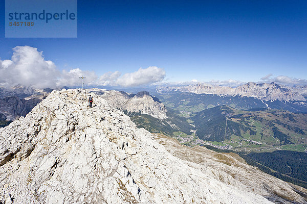 Klettersteig Böseekofel  hinten die Fanes- und Heiligkreuzkofelgruppe  Dolomiten  Südtirol  Italien  Europa