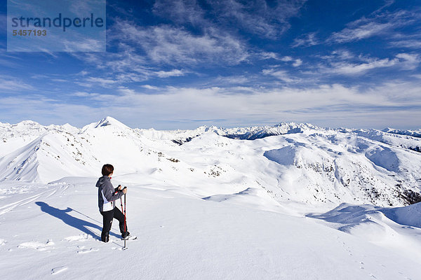 Bergsteigerin auf dem Terner Jöchl oberhalb von Terenten  Pustertal  hinten das Mutenock  der Ahrnerkopf und das Ahrntal  Südtirol  Italien  Europa