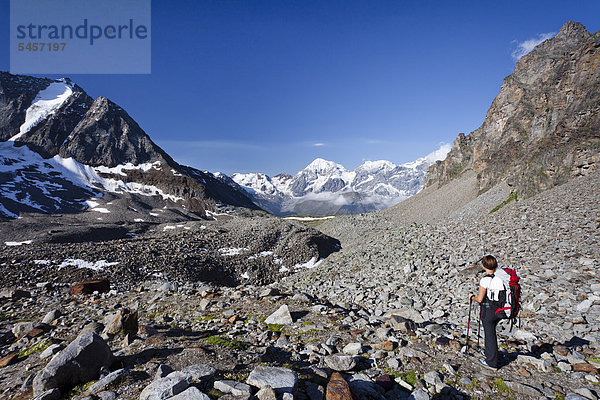 Wanderin beim Aufstieg zur Tschenglser Hochwand oberhalb der Düsseldorfer Hütte in Sulden  hinten die Vertainspitze  die Königsspitze und der Zebru  Suldental  Südtirol  Italien  Europa