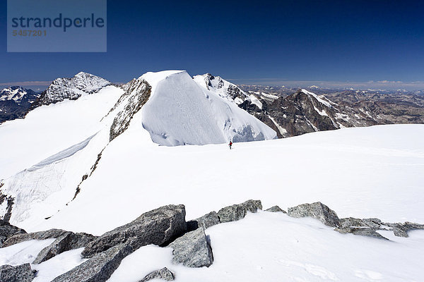 Gipfelgrat des Piz Palü  hinten der Gipfel des Piz Bernina mit dem Biancograt  rechts der Piz Morteratsch  Graubünden  Schweiz  Europa