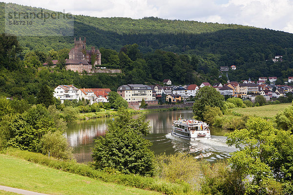 Neckarsteinach  Mittelburg  Touristenboot  Vierburgeneck  Naturpark Neckartal  Neckar  Odenwald  Hessen  Deutschland  Europa  ÖffentlicherGrund