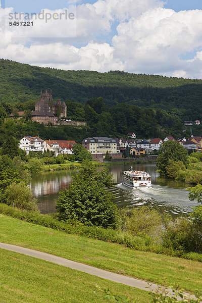 Neckarsteinach  Mittelburg  Touristenboot  Vierburgeneck  Naturpark Neckartal  Neckar  Odenwald  Hessen  Deutschland  Europa  ÖffentlicherGrund