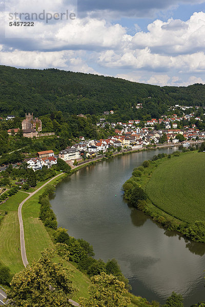 Neckarsteinach  Mittelburg  Vierburgeneck  Naturpark Neckartal  Neckar  Odenwald  Hessen  Deutschland  Europa  ÖffentlicherGrund