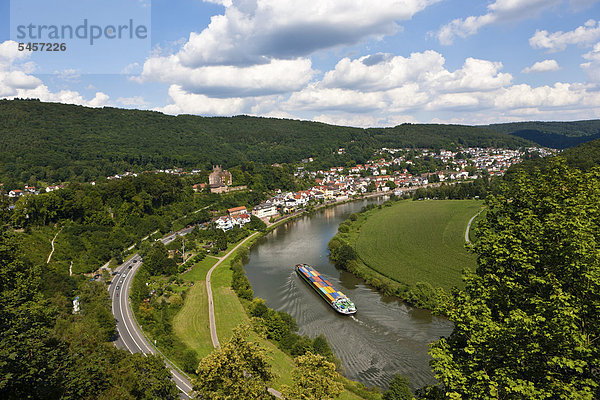 Frachtschiff mit Containern auf der Neckar  Neckarsteinach  Mittelburg  Vierburgeneck  Naturpark Neckartal  Neckar  Odenwald  Hessen  Deutschland  Europa  ÖffentlicherGrund