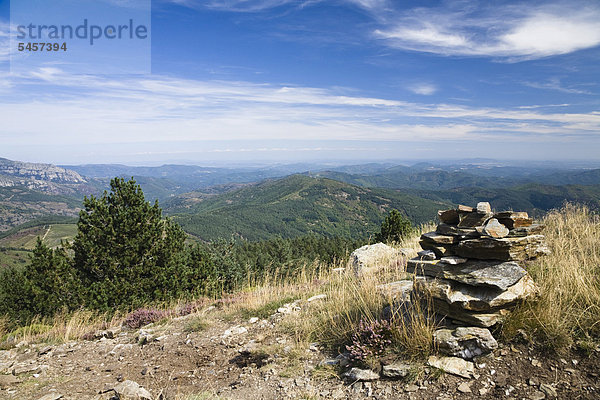 Steinstapel  Aussicht über die hügelige Landschaft der Cevennen  Cevennen Nationalpark  Frankreich  Europa