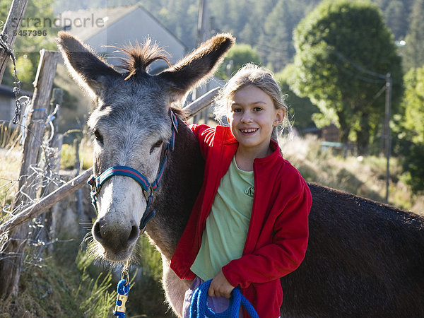 Mädchen mit Esel  Eselswanderung in den Cevennen  Frankreich  Europa