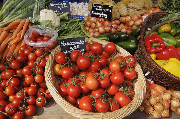 Verkaufsauslage  buntes Gemüsesortiment  Tomaten  Paprika  Zwiebeln  Bohnen und Möhren  Hofladen  Landhandel