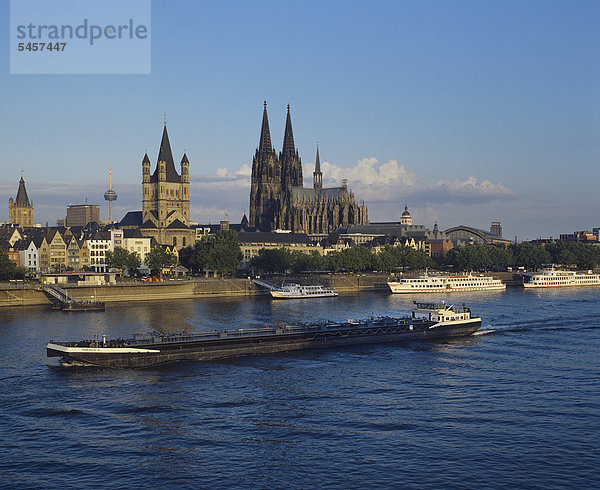 Kölner Altstadt  davor Schiffe auf dem Rhein  Kölner Dom  Groß St. Martin  Köln  Nordrhein-Westfalen  Deutschland  Europa