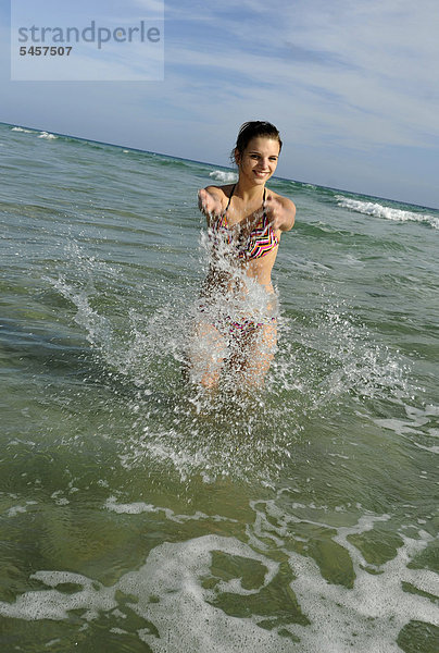 Junge Frau im Meer  Playa de Sotavento de Jandia  Fuerteventura  Kanarische Inseln  Kanaren  Spanien  Europa