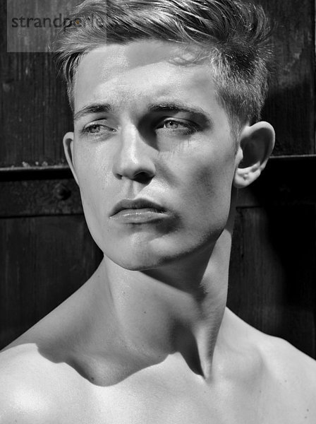 Junger Mann  schwarz-weißes Beauty-Porträt