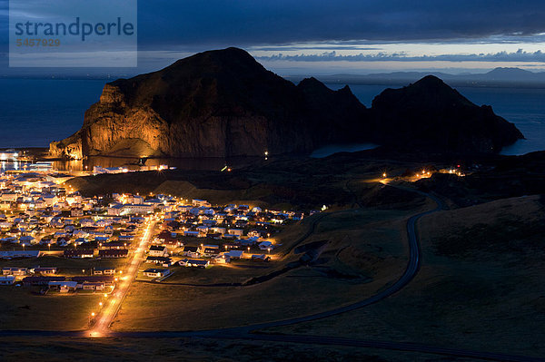 Die Stadt VestmannaeyjabÊr in der Abenddämmerung  Heimaey  Inselgruppe Vestmannaeyjar  Westmännerinseln  Island  Europa