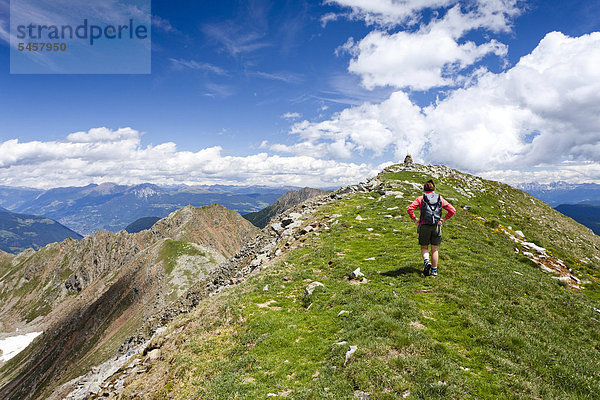 Wander auf dem Grat von der Schöngrubspitze zum Kornigl  hier beim Erreichen des Gipfels  Ultental  hinten das Etschtal  das Dorf Lana  Ulten  Südtirol  Italien  Europa