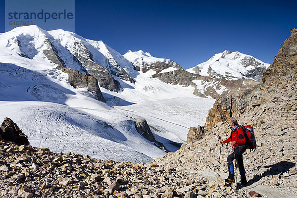 Bergsteiger beim Aufstieg zum Piz Palü  hinten der Piz Palü  links die Bellavista und der Berninagipfel mit dem Biancograt  vorne der Persgletscher  Graubünden  Schweiz  Europa