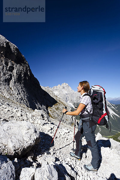 Wanderin beim Aufstieg zum Alpinisteig durch das Fischleintal oberhalb der Talschlusshütte  hinten die Dreischusterspitze  Sexten  Hochpustertal  Dolomiten  Südtirol  Italien  Europa
