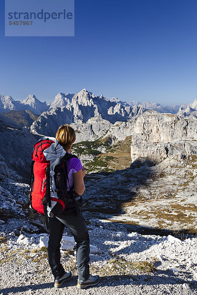 Wandererin auf dem Büllelejoch  beim Aufstieg zum Paternkofel oberhalb der Zsigmondy-Hütte  hinten die Cadinigruppe  Sexten  Hochpustertal  Dolomiten  Südtirol  Italien  Europa