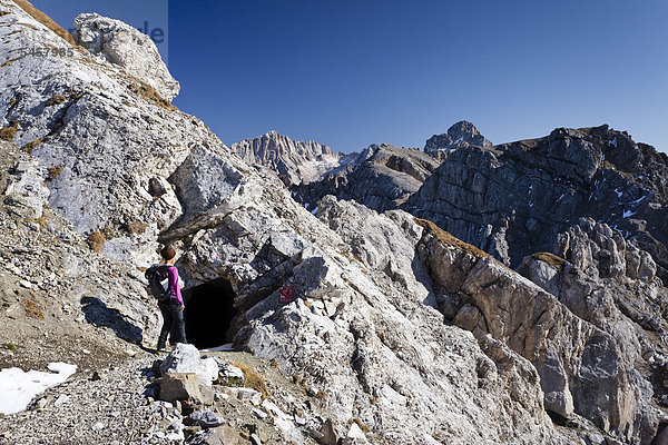Wanderin beim Bepi Zac Klettersteig im San Pellegrino Tal oberhalb vom San Pellegrino Pass  hinten die Marmolata  Dolomiten  Trentino  Italien  Europa